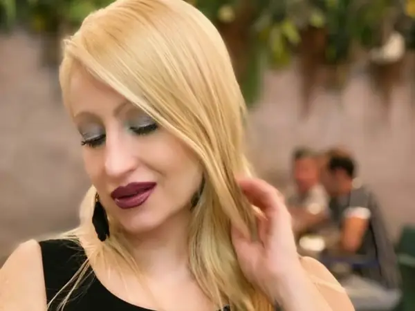 Myriam del Pozo saludando cercana en un encuentro con seguidores
