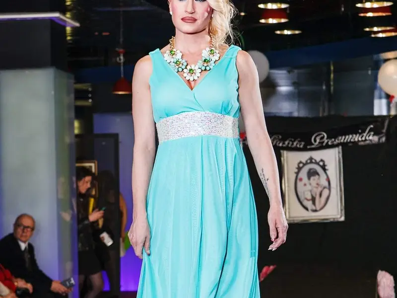 Myriam del Pozo en pasarela con vestido turquesa