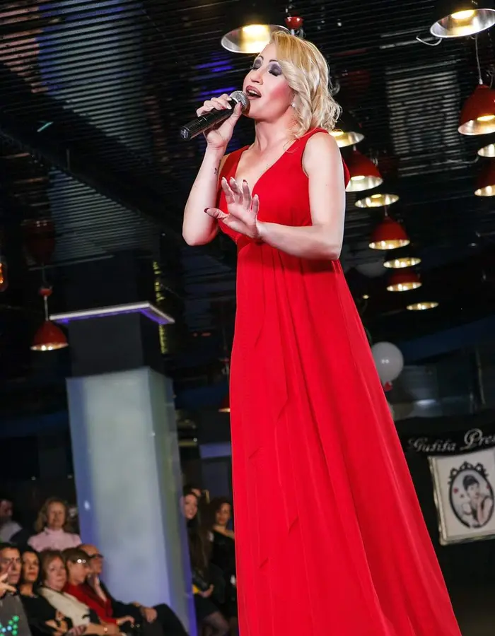 Myriam del Pozo cantando en directo con micrófono